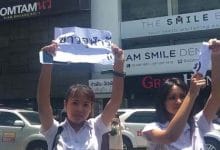 นักศึกษาถือป้าย “ชาวจุฬาฯ รัก (เผด็จการ)”