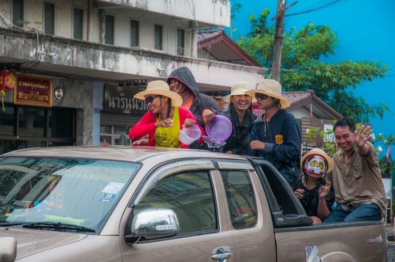 วันสงกรานต์ วันปีใหม่ไทย มารู้จักความสําคัญและกิจกรรมกัน 5 วันสงกรานต์
