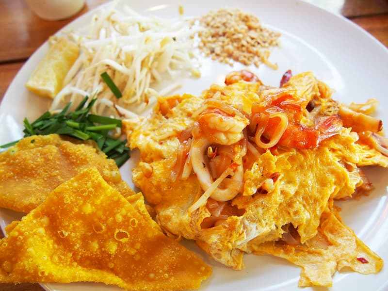 เมนูอาหารบำรุงสมอง ผัดไทยห่อไข่
