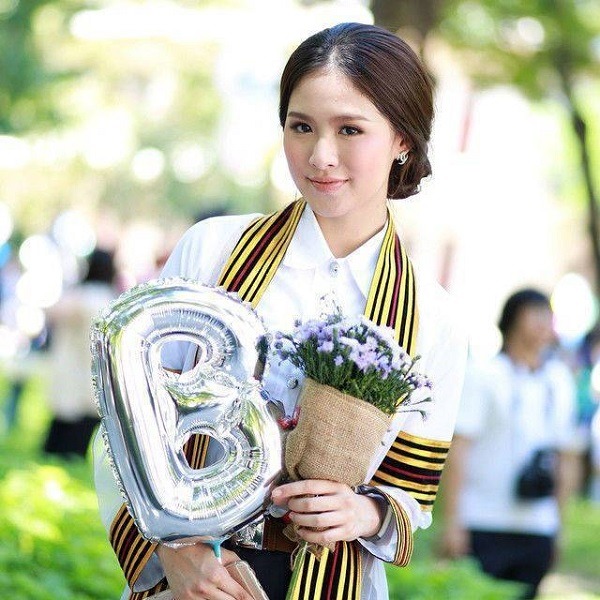 ทรงผมรับปริญญาทรงผมยาวม้วนลอน รับปริญญา