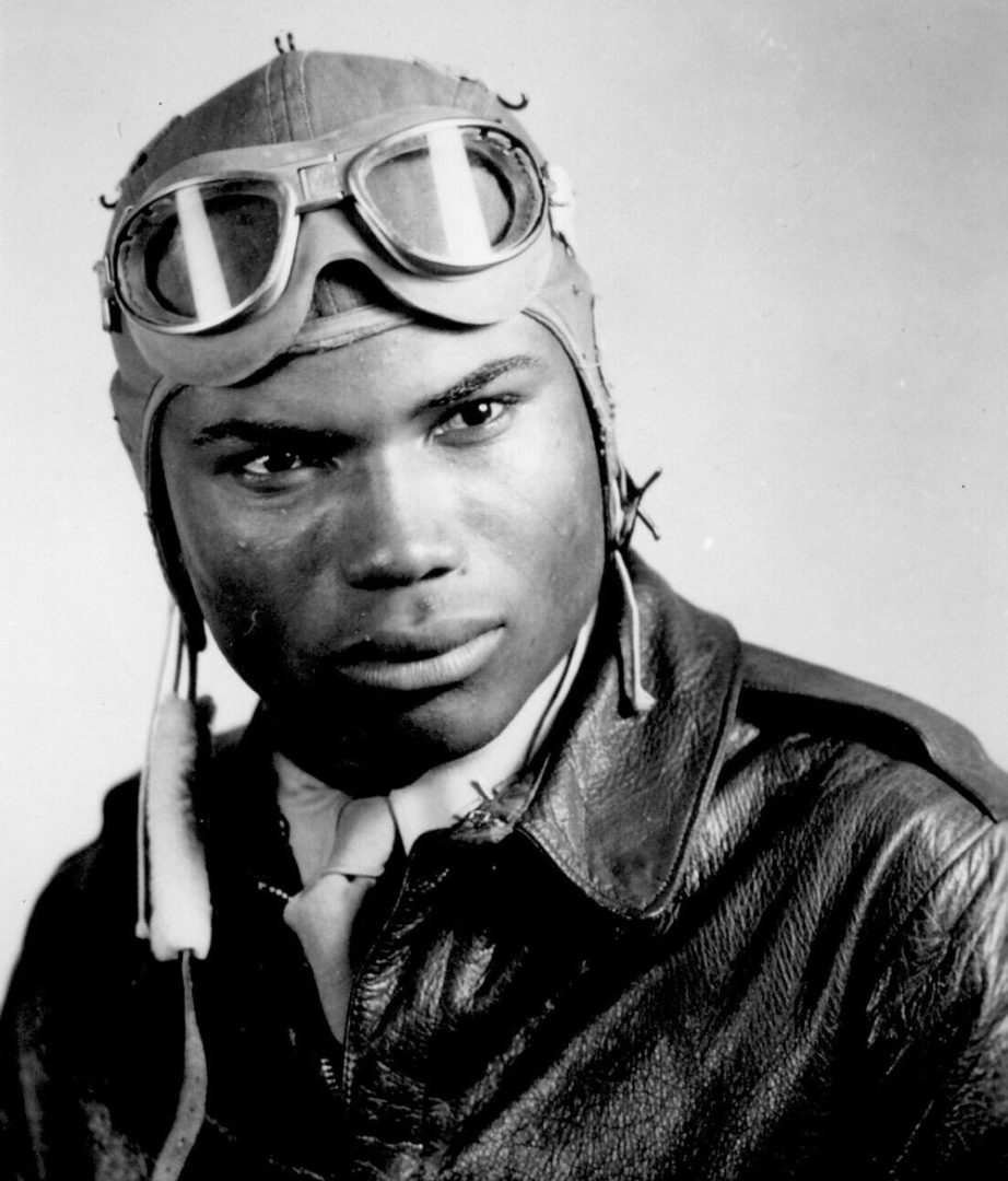 Tuskegee Airman, Howard A. Wooten จบการศึกษาจากโรงเรียน Air Corps ในเดือนธันวาคม 1944