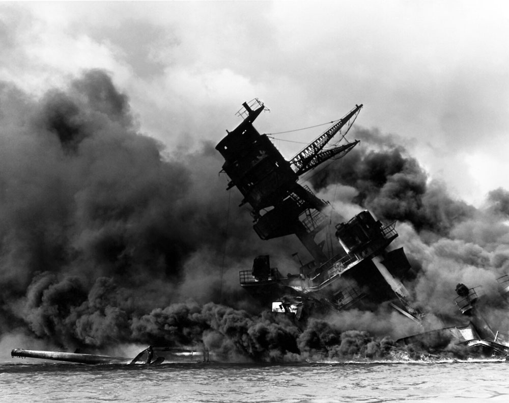 USS Arizona เริ่มจมหลังจากถูกโจมตีที่เพิร์ลฮาร์เบอร์