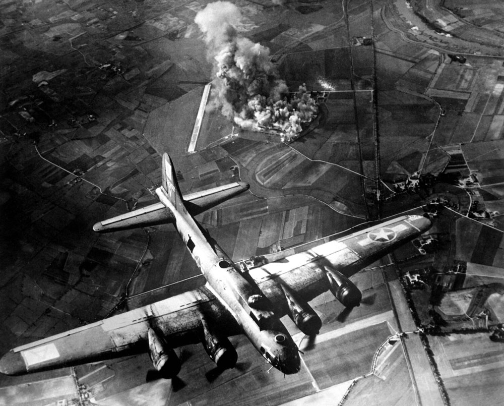 Boeing B-17 Flying Fortress จากกองทัพอากาศที่ 8 ของอเมริกาทำการทิ้งระเบิดที่โรงงาน Focke-Wulf