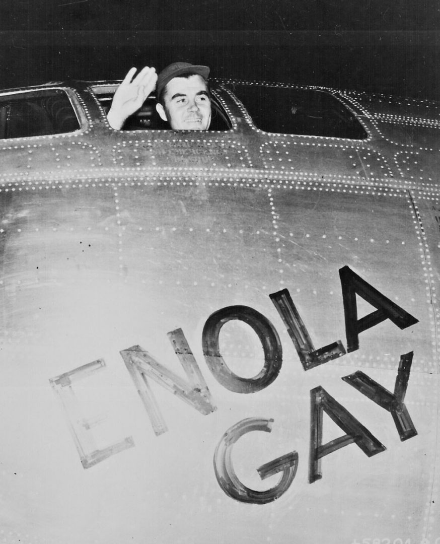 ผู้พัน Paul W. Tibbets Jr. นักบินของ ENOLA GAY โบกมือลาจากเครื่องบินที่ทิ้งระเบิดปรมาณูที่ฮิโรชิมะ