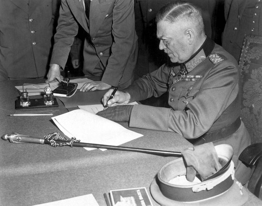 Field Marshall Wilhelm Keitel ลงนามการยอมจำนนของกองทัพเยอรมันโดยไม่มีเงื่อนไข