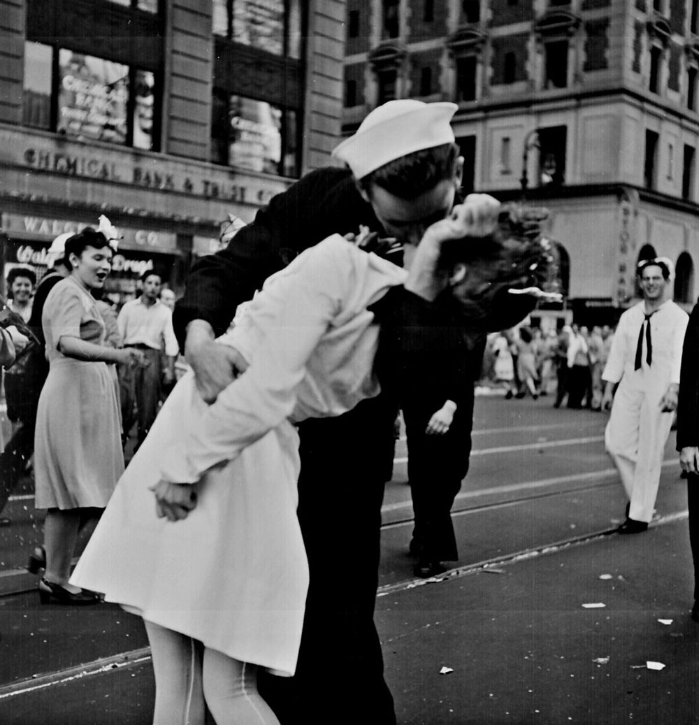 Sailor George Mendonsa จูบ Greta Zimmer Friedman ระหว่างงานเฉลิมฉลอง V-J Day ในไทม์สแควร์