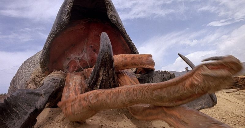 แนะนำ 10 หนังผีตลก ๆ ที่คุณไม่ควรพลาด 10 หนังผีตลก ๆ เรื่อง Tremors 1990