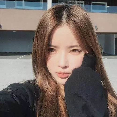 ทรงผมผู้สูงอายุหญิงสไตล์เกาหลี ทรงผมยาวตรงแสกกลาง #2 ทรงผมผู้สูงอายุหญิงสไตล์เกาหลี ทรงผมยาวตรงแสกกลาง