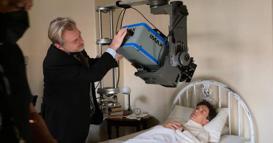 คริสโตเฟอร์ โนแลน กำลังทำงานกับกล้อง IMAX ในกองถ่ายร่วมกับนักแสดง ซิลเลียน เมอร์ฟี่ ระหว่างการถ่ายทำ "Oppenheimer"