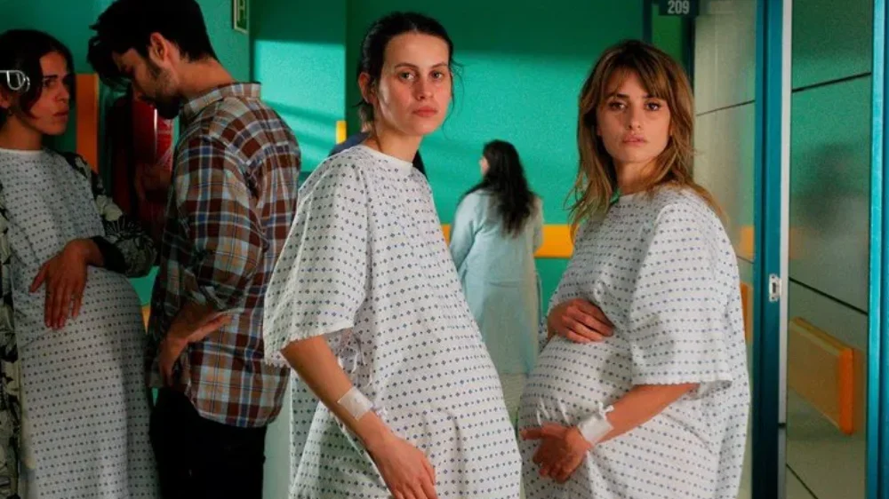 Parallel Mothers (2021)