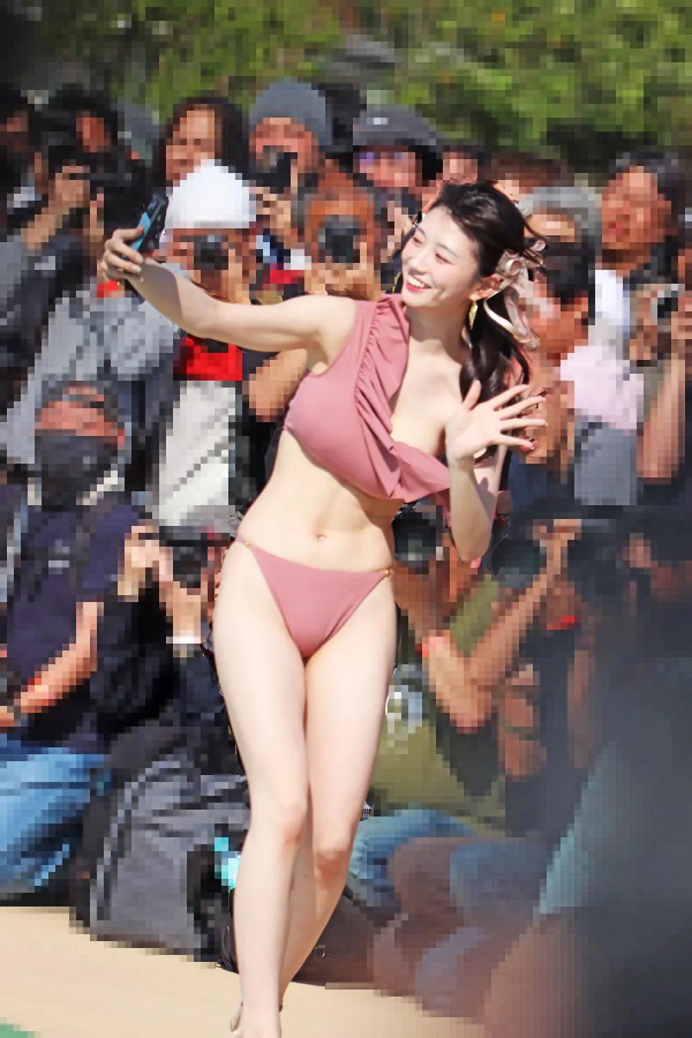 Kanna Seto ในชุดว่ายน้ำสีชมพูภายในงานอีเวนต์