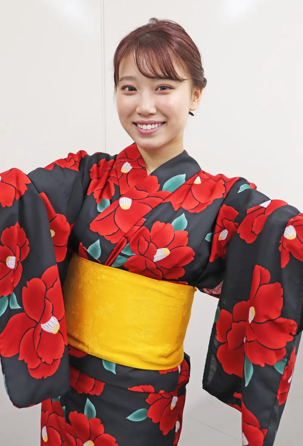 Yuri Adachi ยิ้มในชุดยูกาตะลายดอกไม้สีแดงและโอบิสีเหลือง