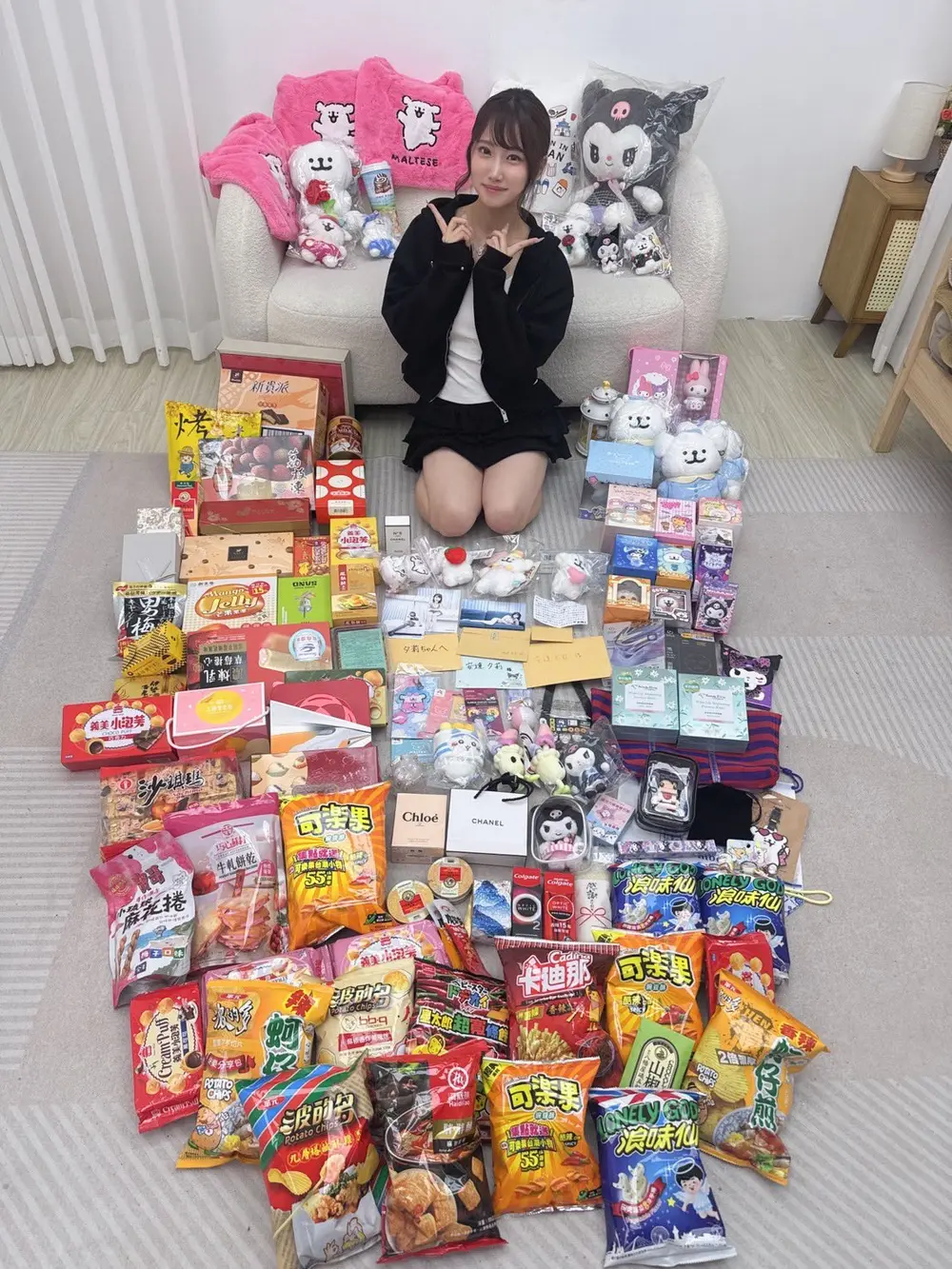 Yuri Adachi นั่งท่ามกลางของขวัญจากแฟน ๆ