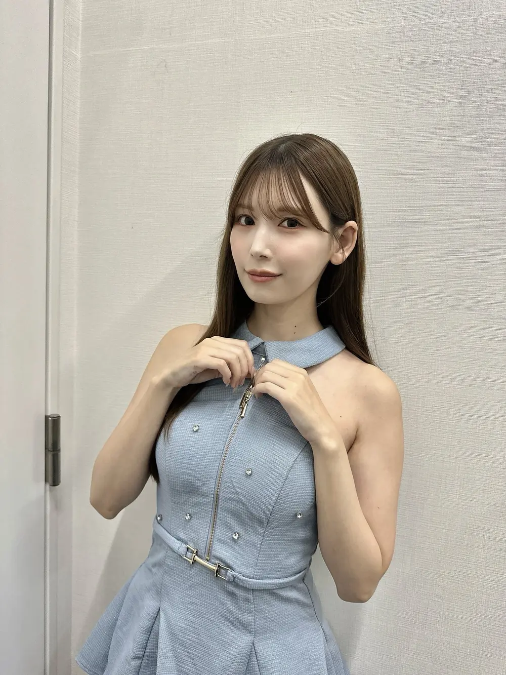 Tsumugi Akari สวมชุดเดรสคอสูงสีฟ้าอ่อน