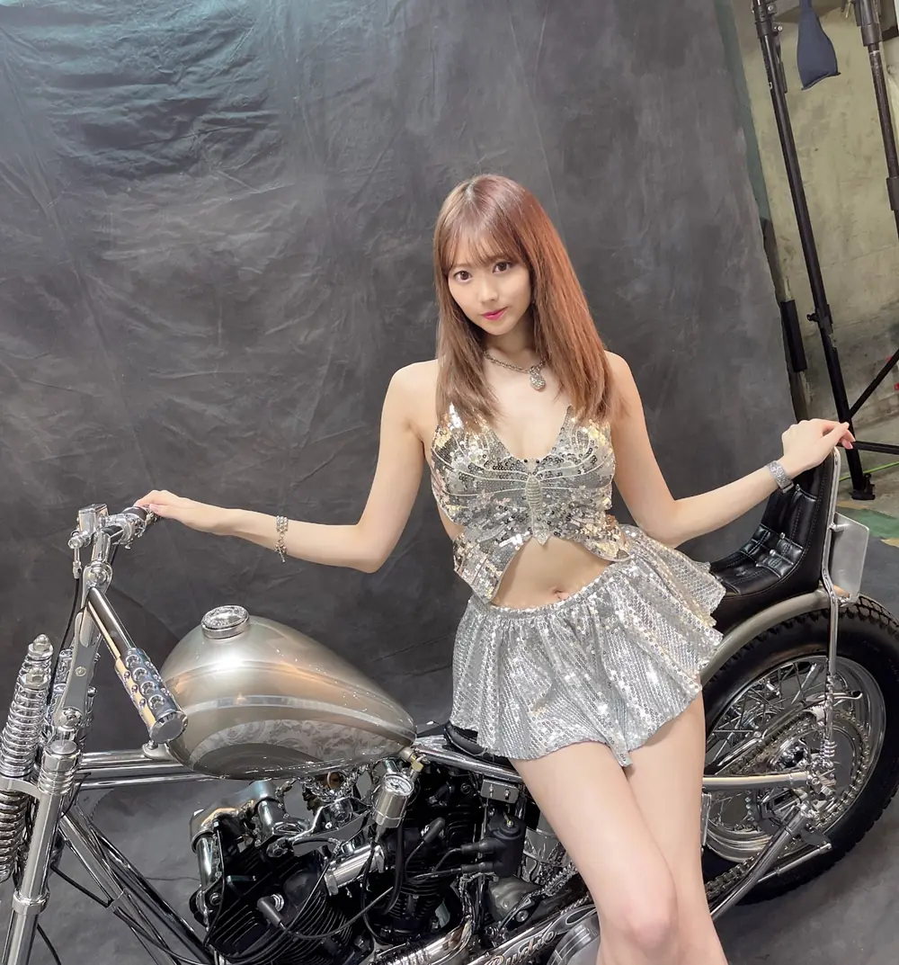 Fua Kaede สวมชุดสีเงินยืนข้างรถมอเตอร์ไซค์