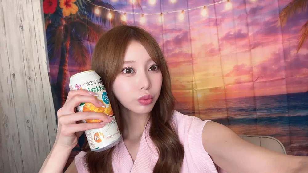 Fua Kaede สวมเสื้อสีชมพูและถือกระป๋องเครื่องดื่ม