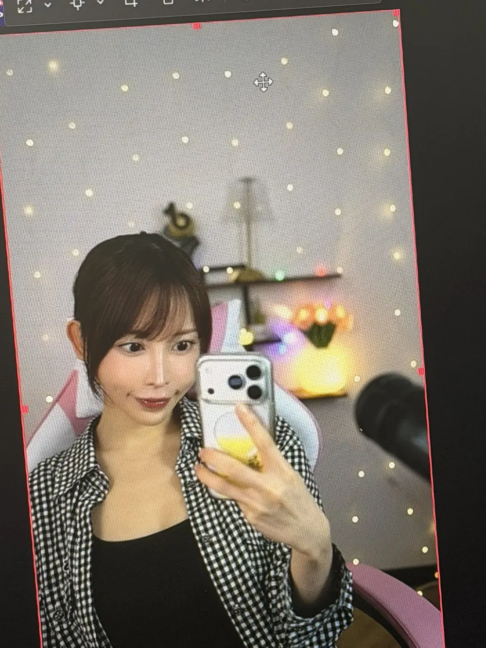 Alice Nanase ถ่ายภาพหน้ากระจกในเสื้อลายตารางสีดำและขาว
