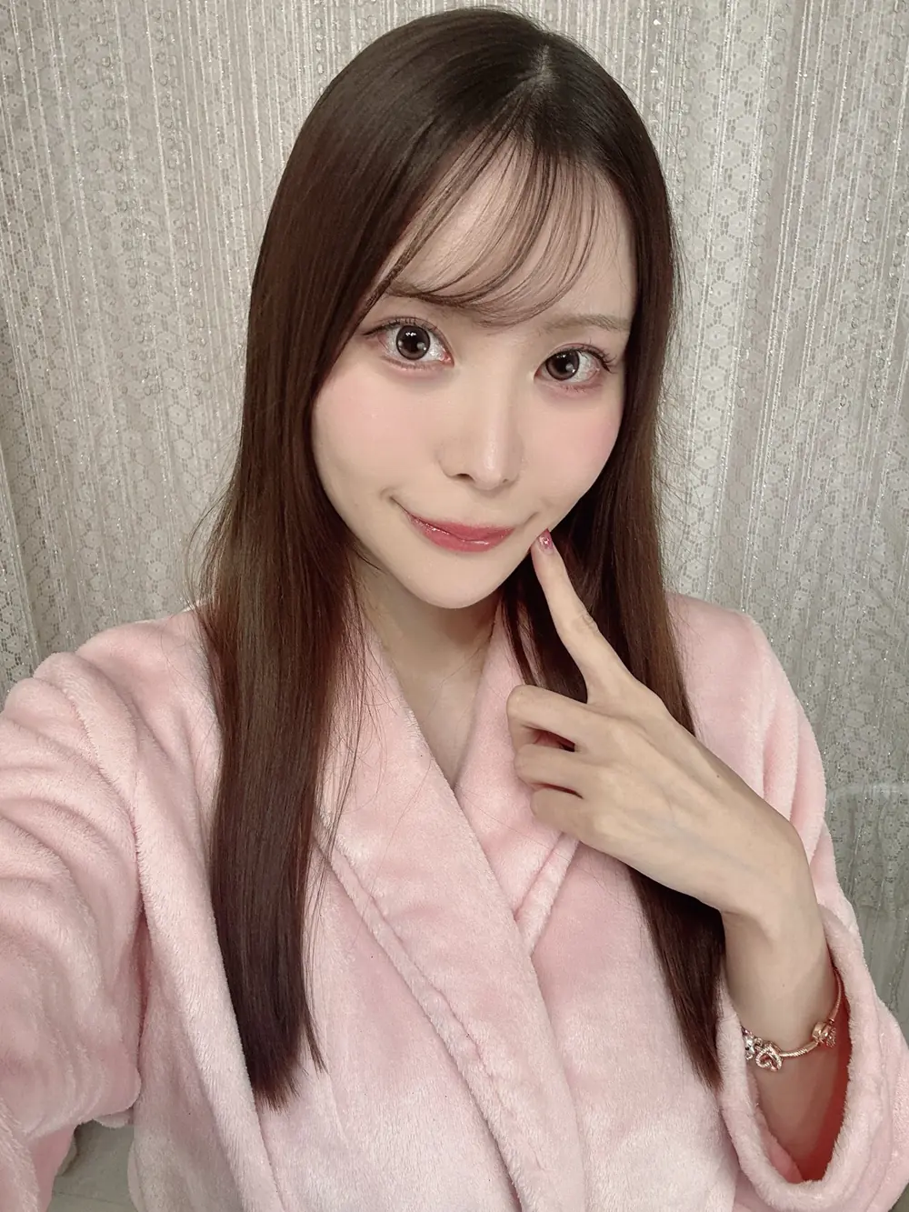 Aya Sasakura สวมเสื้อสีชมพูถ่ายภาพระยะใกล้