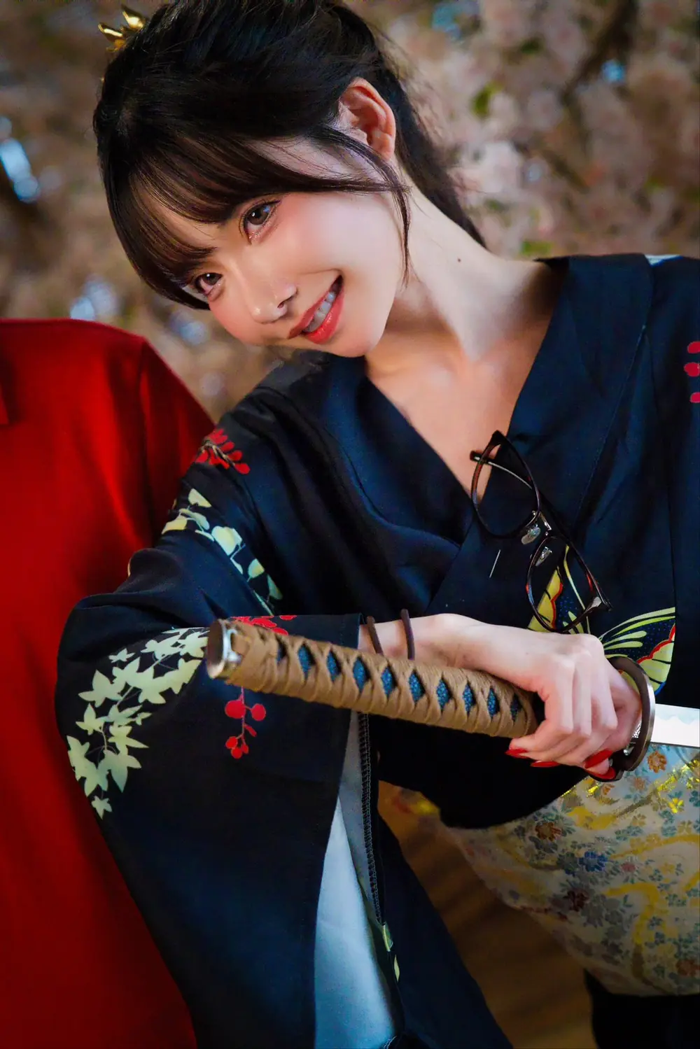 Eimi Fukada สวมชุดญี่ปุ่นสีเข้มและถือดาบเป็นพร็อพ
