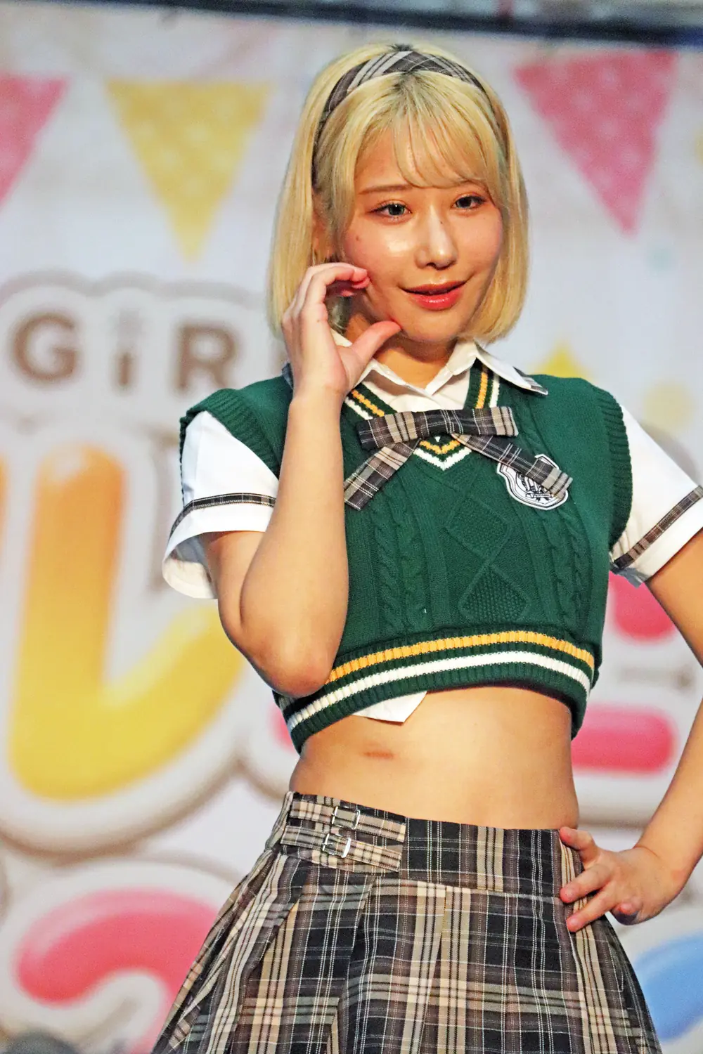 Emi Nishino ในชุดนักเรียนแฟชั่นภายในงานอีเวนต์