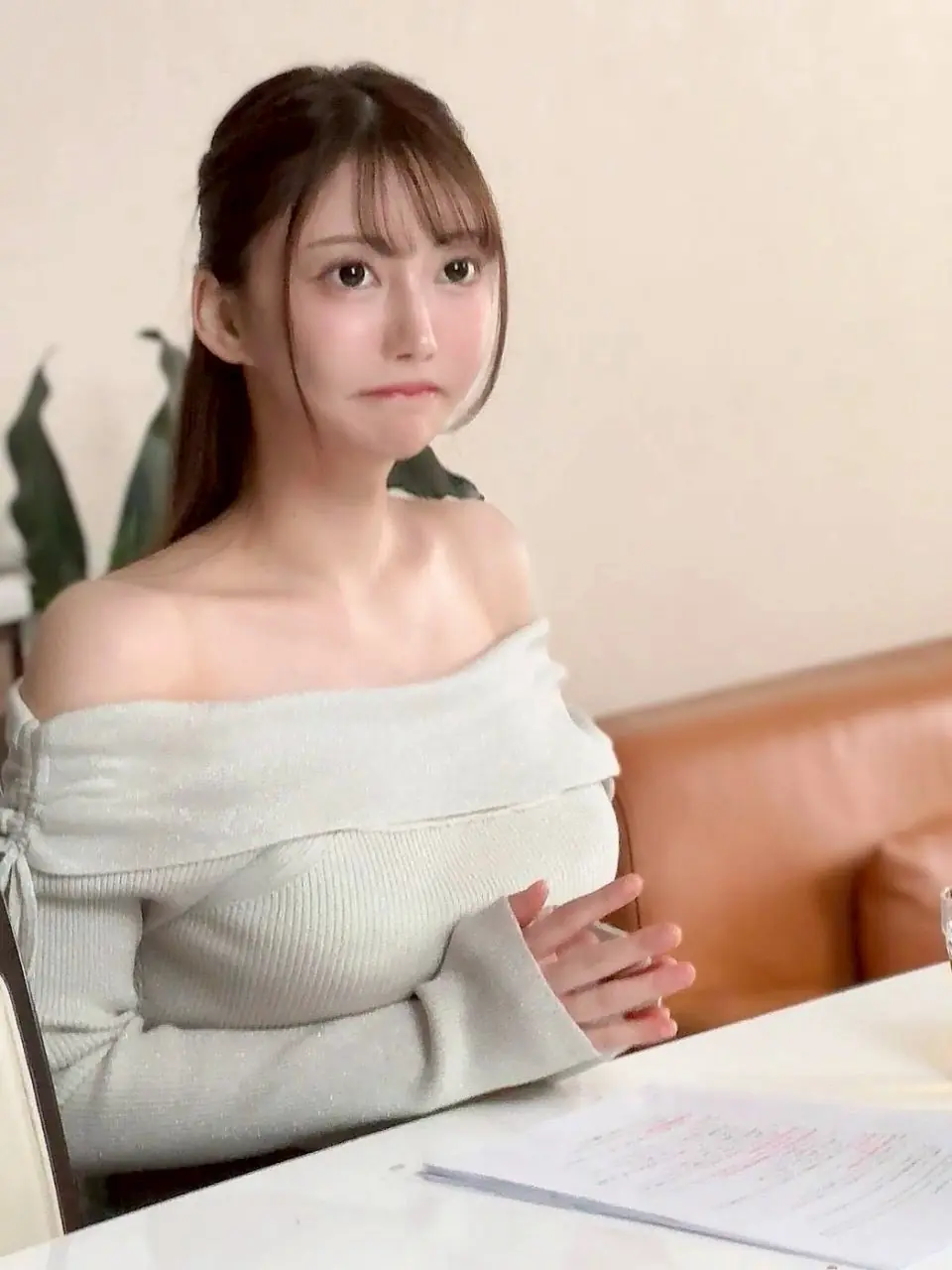 Yamitsu Rin ในภาพเบื้องหลังการถ่ายทำกำลังนั่งฟังคำอธิบายของทีมงาน