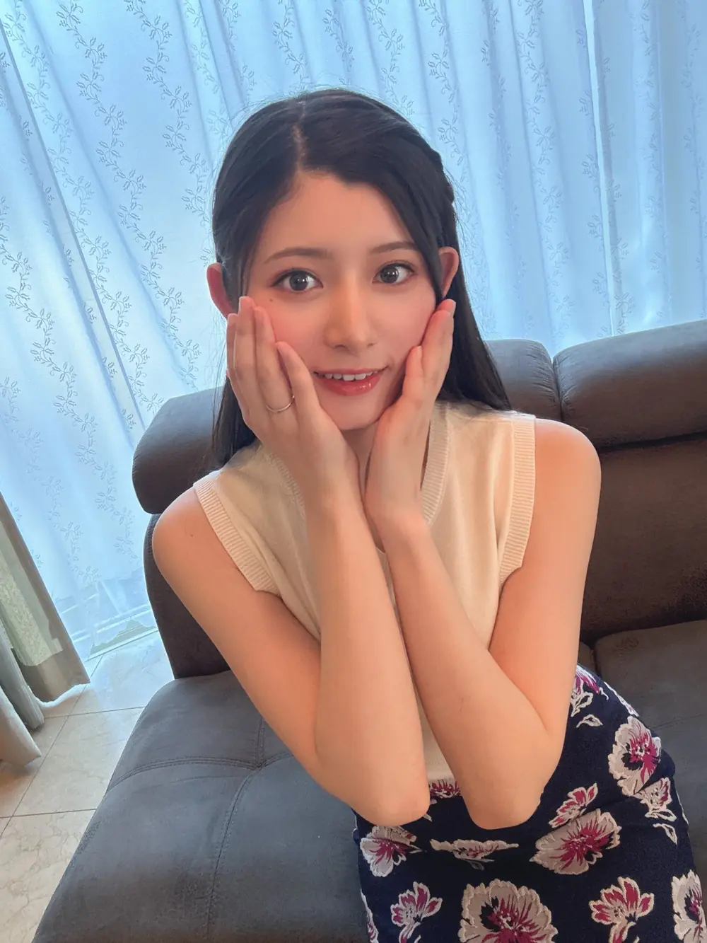 Yomogi Mochino นั่งถ่ายภาพในห้องนั่งเล่น