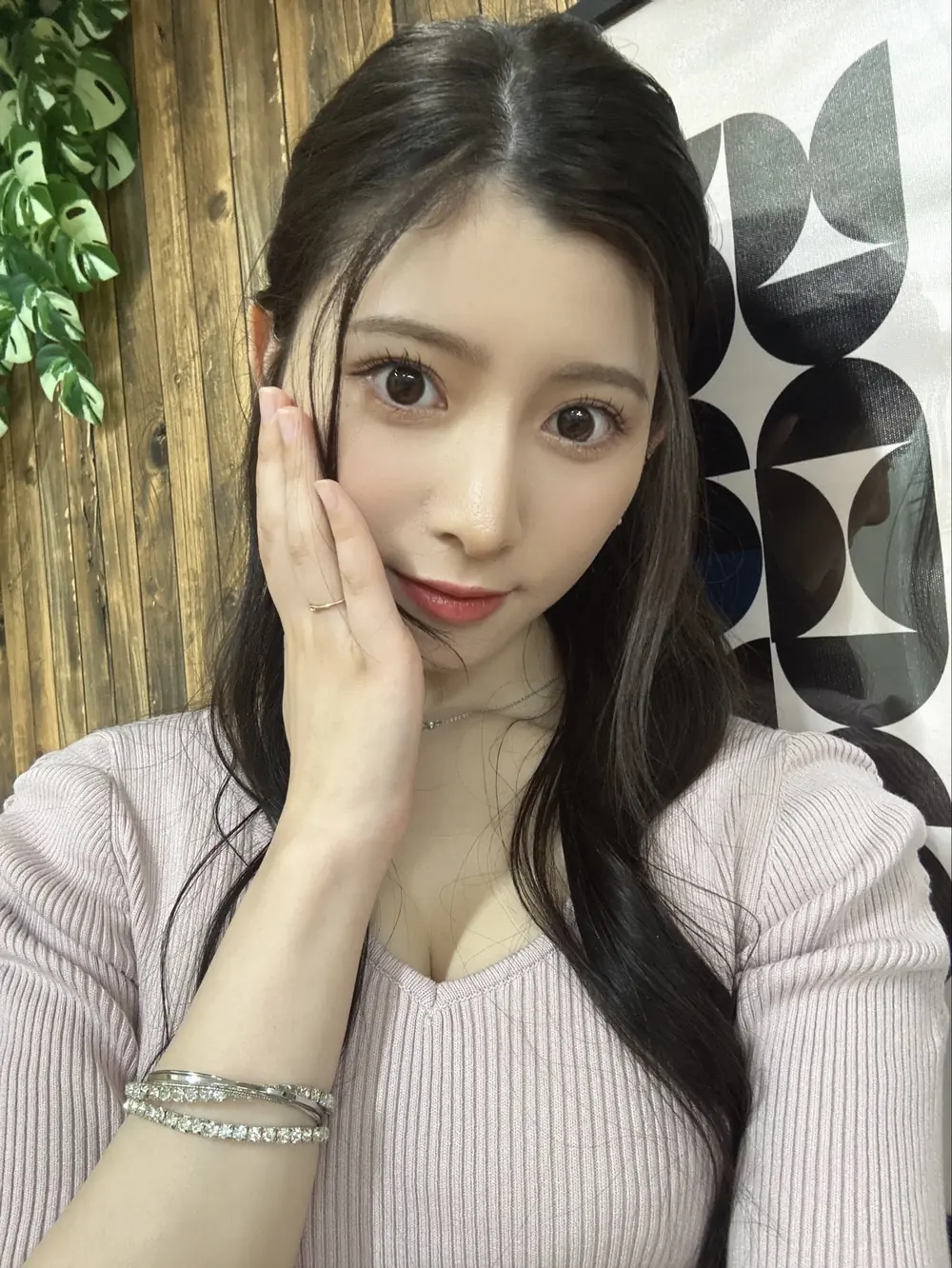 Yomogi Mochino สวมเสื้อสีม่วงอ่อนและวางมือข้างแก้ม