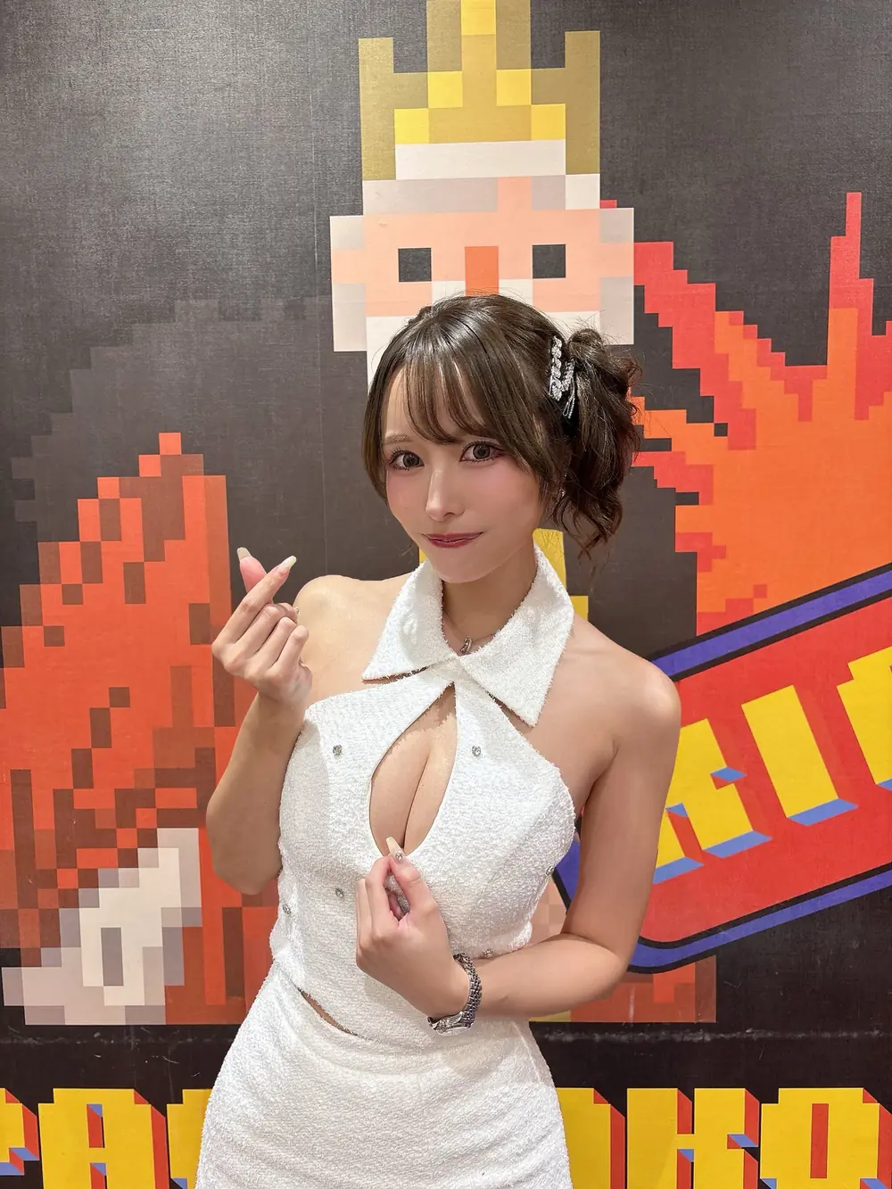 Mayuki Ito สวมเดรสสีขาวและทำมือรูปหัวใจ