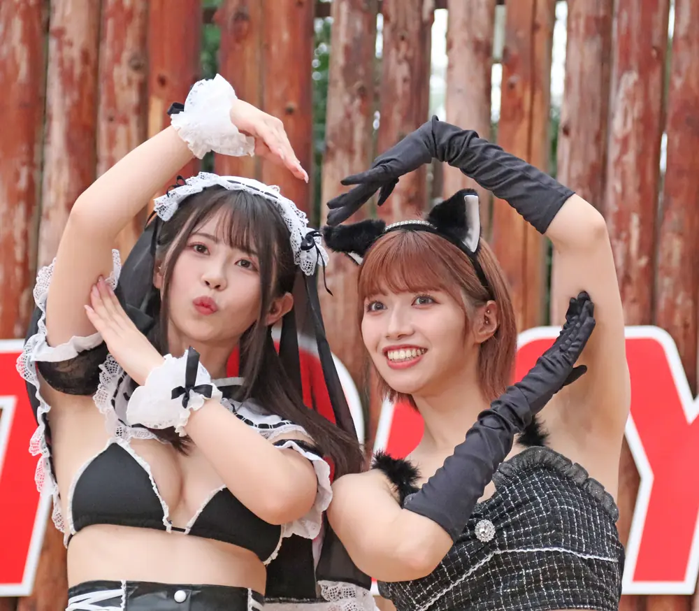 Nozomi Ishihara และ Ibuki Aoi สวมชุดคอสเพลย์สีดำและขาวและยกแขนทำรูปหัวใจ