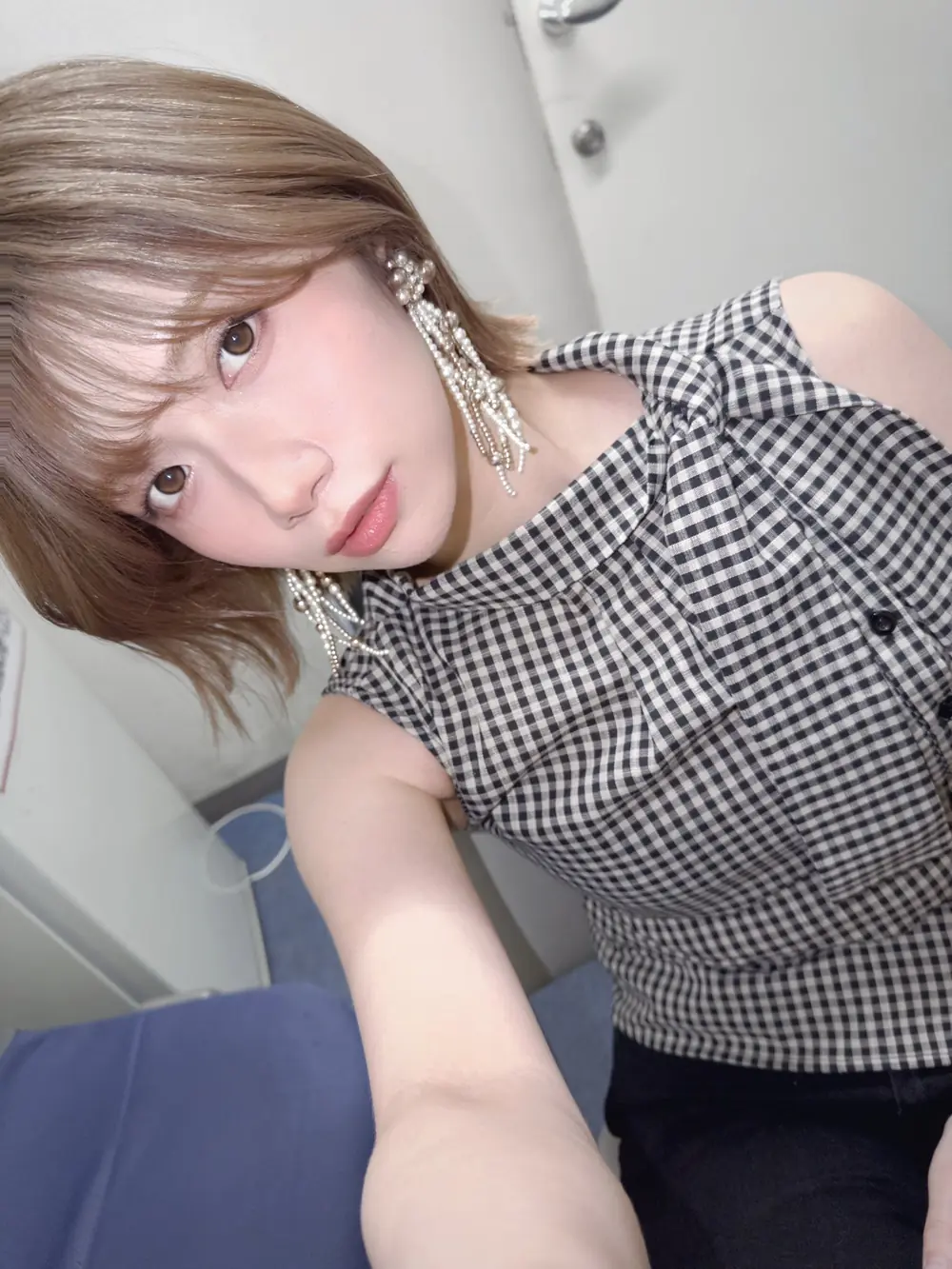 Nozomi Ishihara ถ่ายภาพเซลฟีในเสื้อลายตารางสีดำและขาว