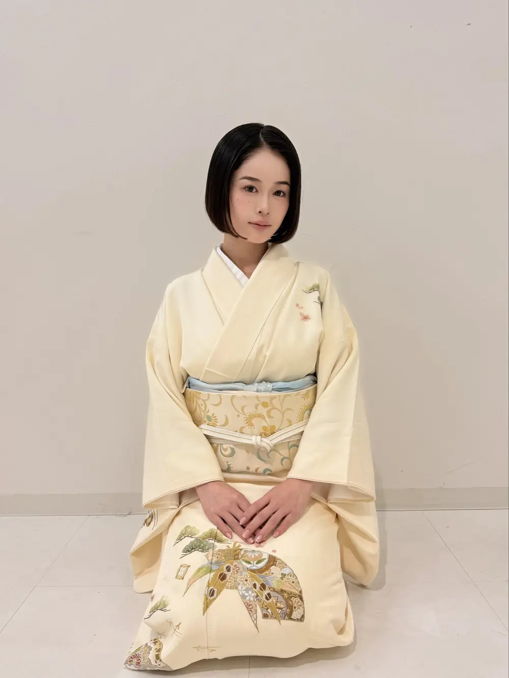 Minamo สวมชุดกิโมโนสีครีมและนั่งอย่างเรียบร้อย