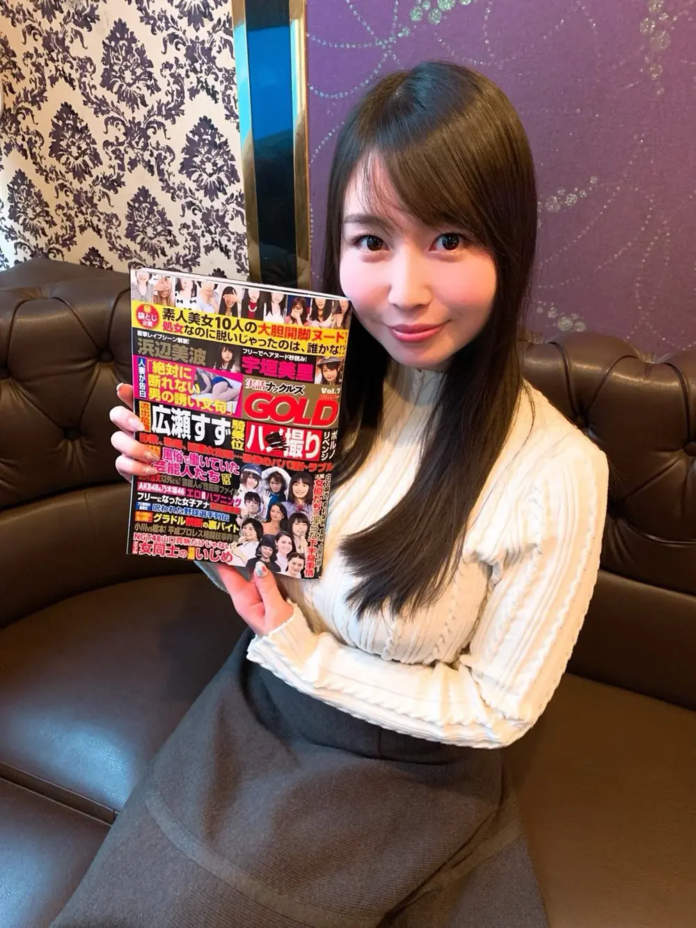 Yumeno Aika ถือหนังสือนิตยสารในภาพถ่ายบทสัมภาษณ์