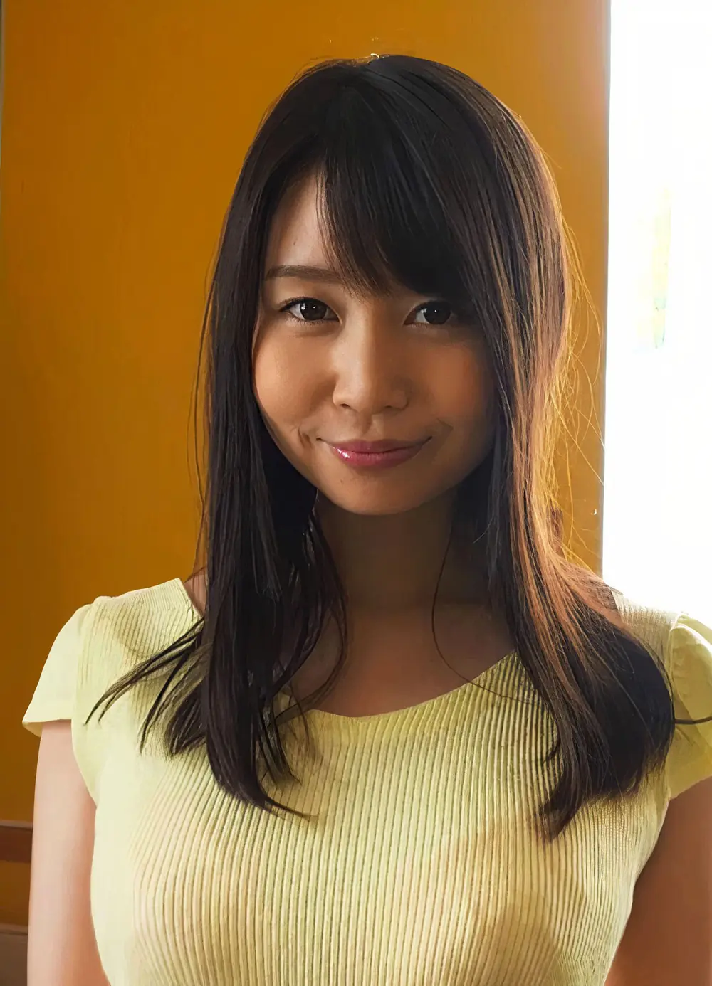 Aika Yumeno ปล่อยผมยาวและสวมเสื้อสีเหลืองอ่อน