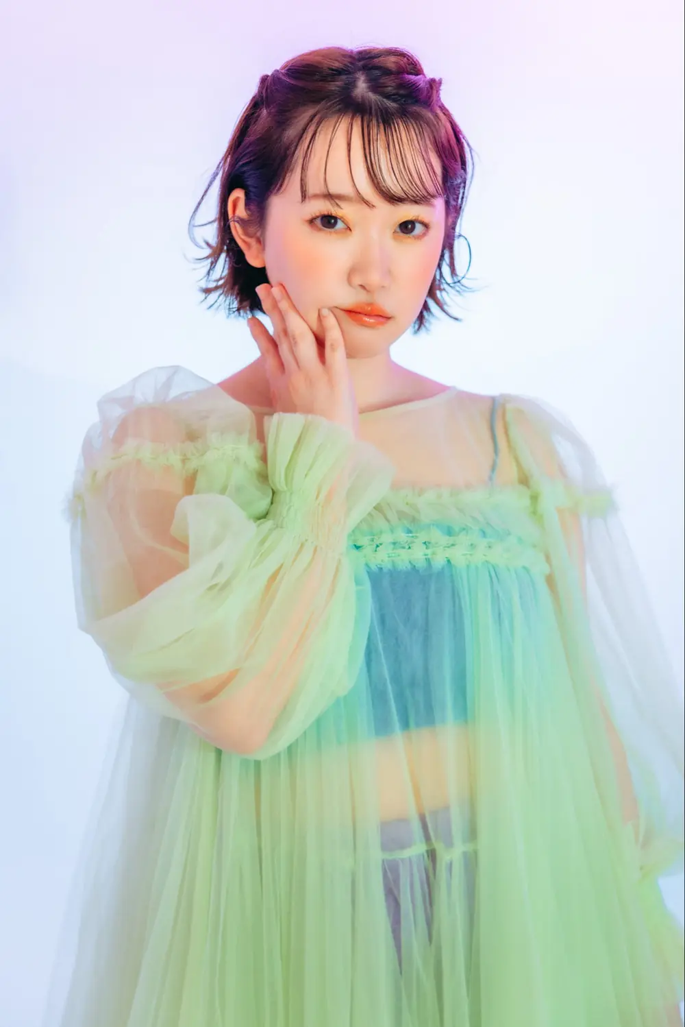 Yura Kano สวมเสื้อคลุมโปร่งสีเขียวอ่อนในภาพแฟชั่น