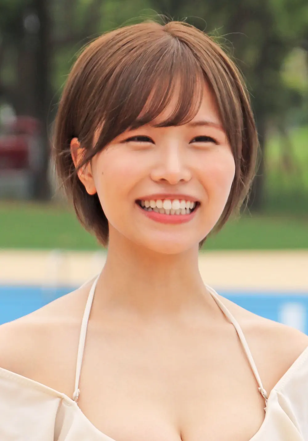 Ai Hongo ยิ้มให้กล้องกลางแจ้ง