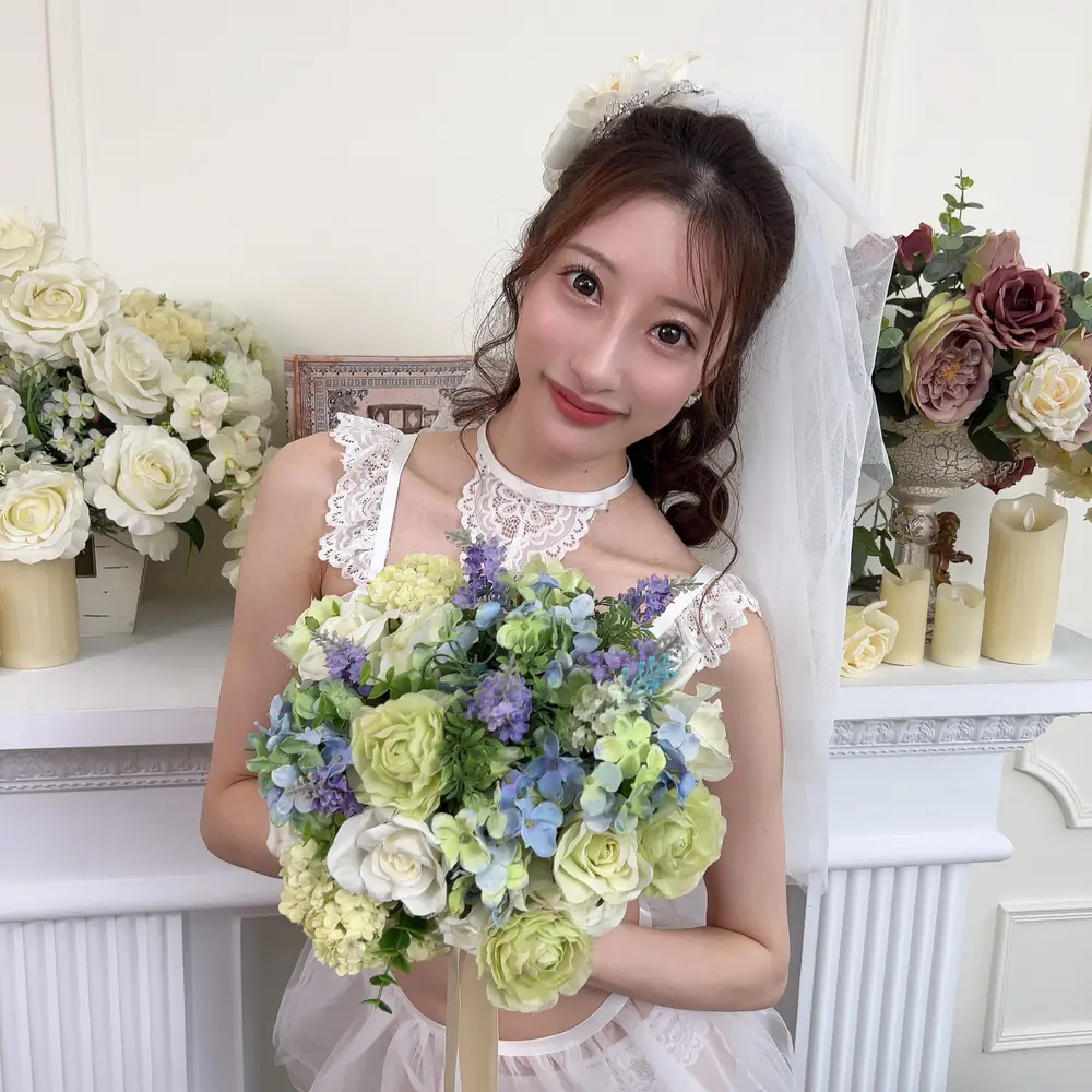 Ichika Hoshimiya ในบรรยากาศ bridal portrait พร้อมช่อดอกไม้