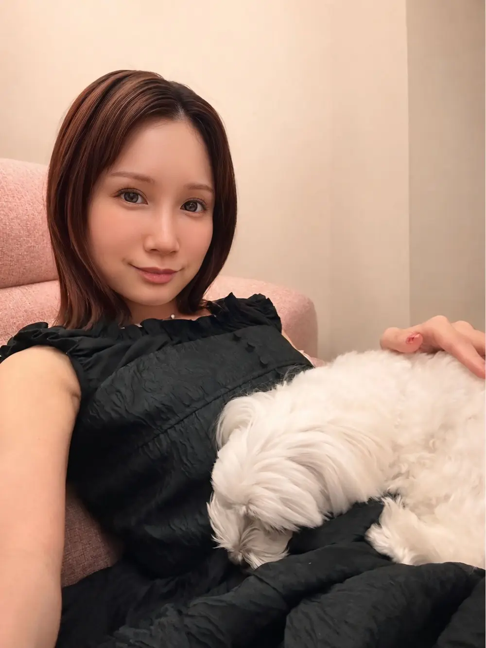 Minami Kojima นั่งกับสุนัขสีขาวบนตัก