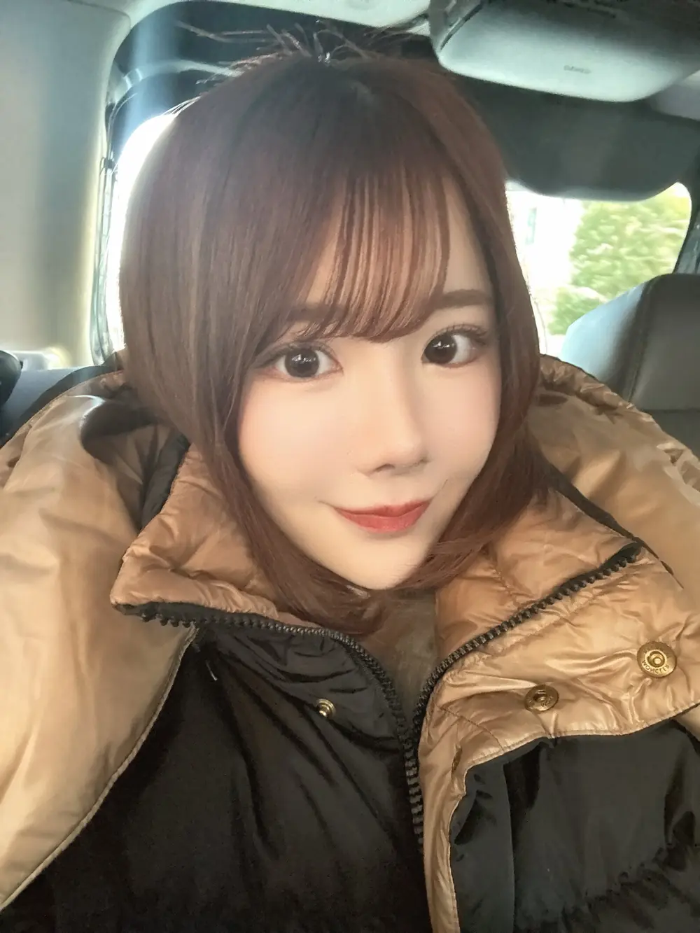Mirei Uno กับทรงผมบ๊อบและเสื้อคลุมสีน้ำตาล