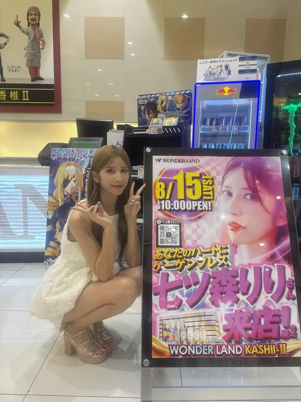 Riri Nanatsumori นั่งถ่ายภาพในงานอีเวนต์หน้าป้ายประชาสัมพันธ์