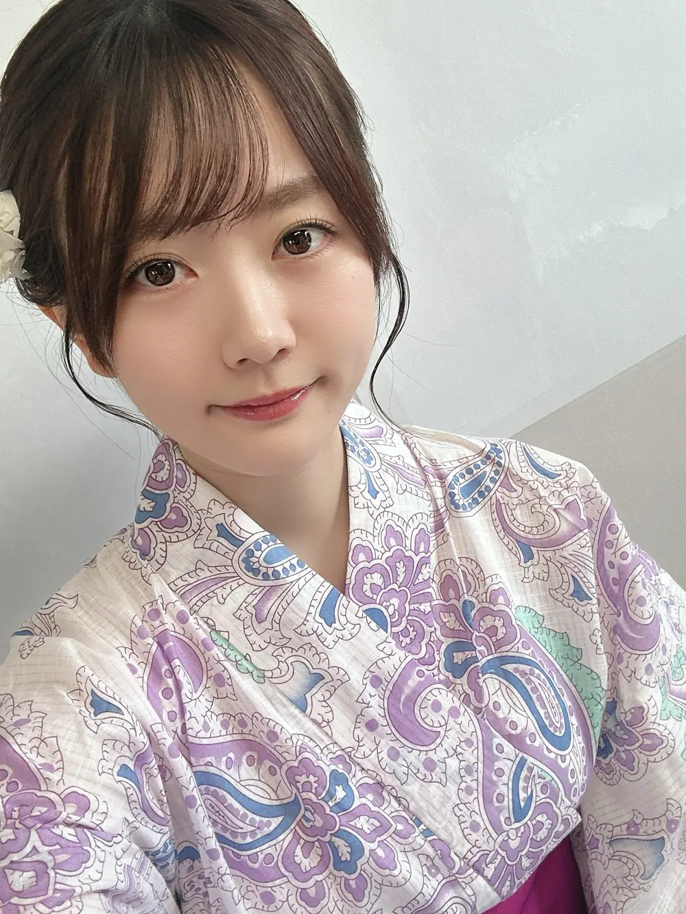 Sakura Miura สวมชุดลำลองในภาพถ่ายจากโพสต์ช่วงวันหยุดโอบง