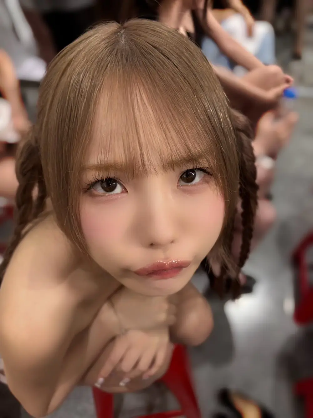 Ichika Matsumoto ถ่ายภาพเซลฟีท่ามกลางผู้คน