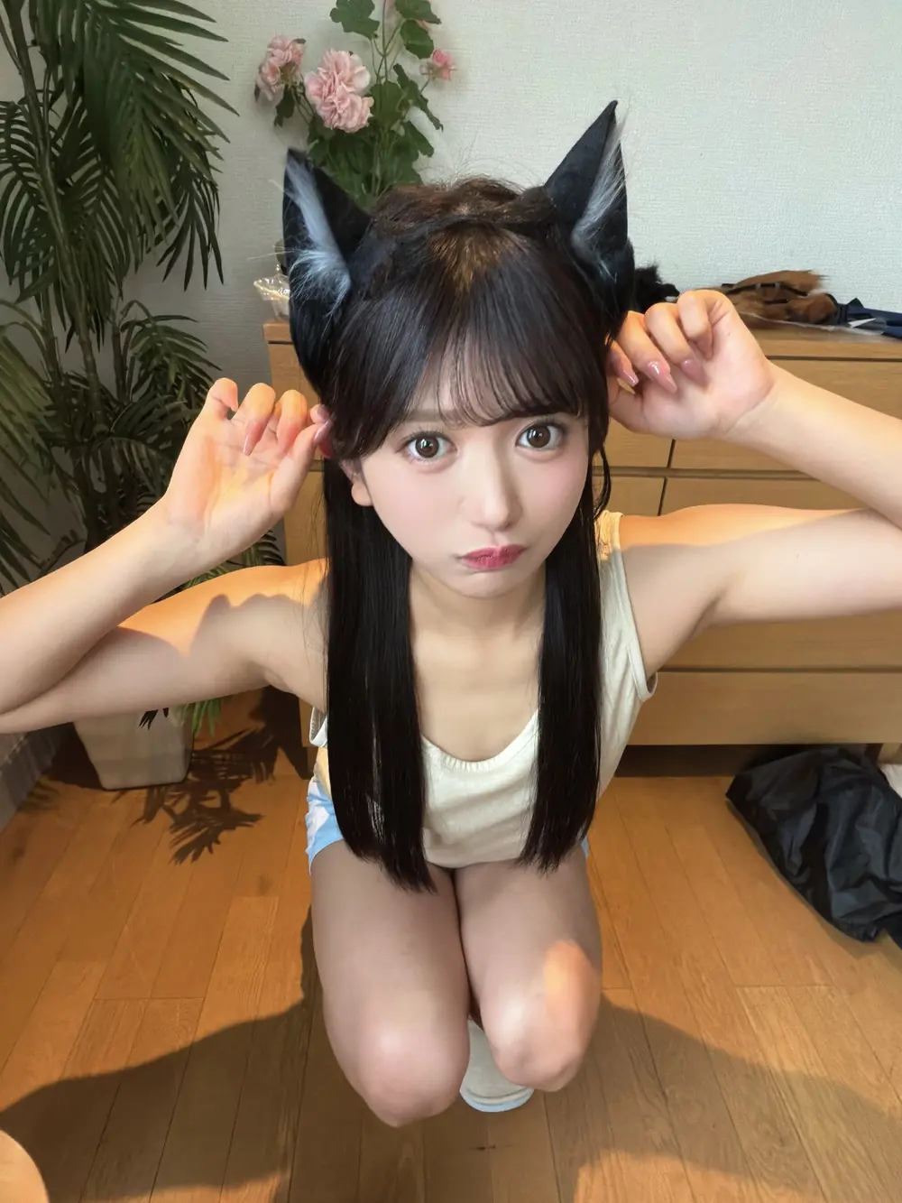 Karin Kitaoka สวมที่คาดผมหูแมวและเสื้อสีขาว
