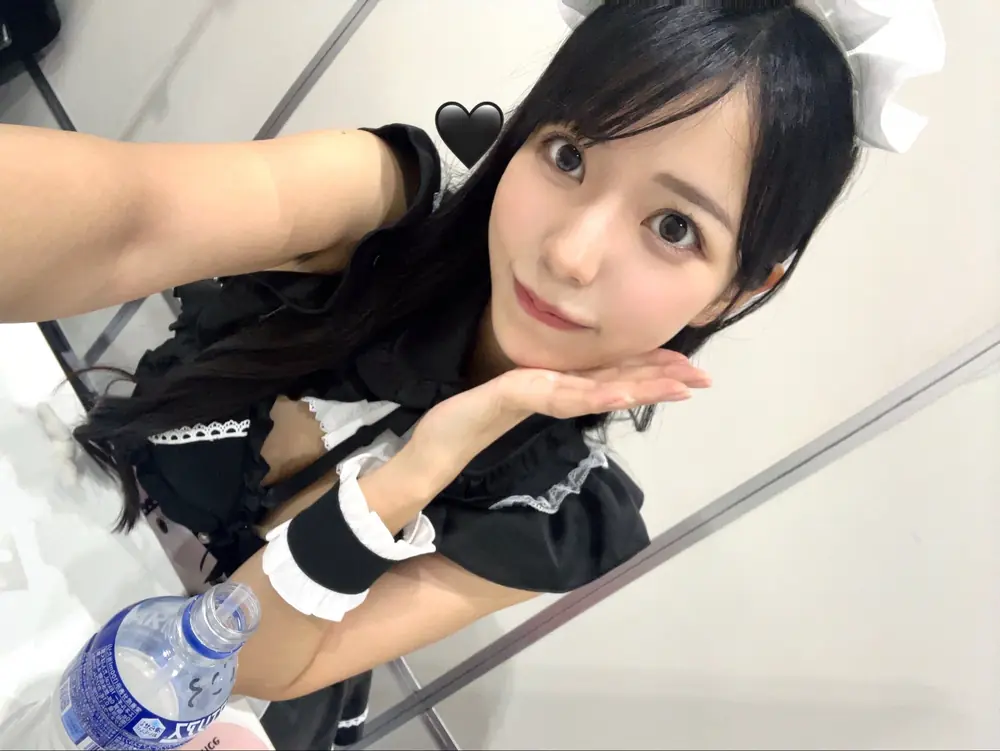 Kokoro Asano สวมชุดคอสเพลย์สีดำและขาวพร้อมที่คาดผมรูปหัวใจ
