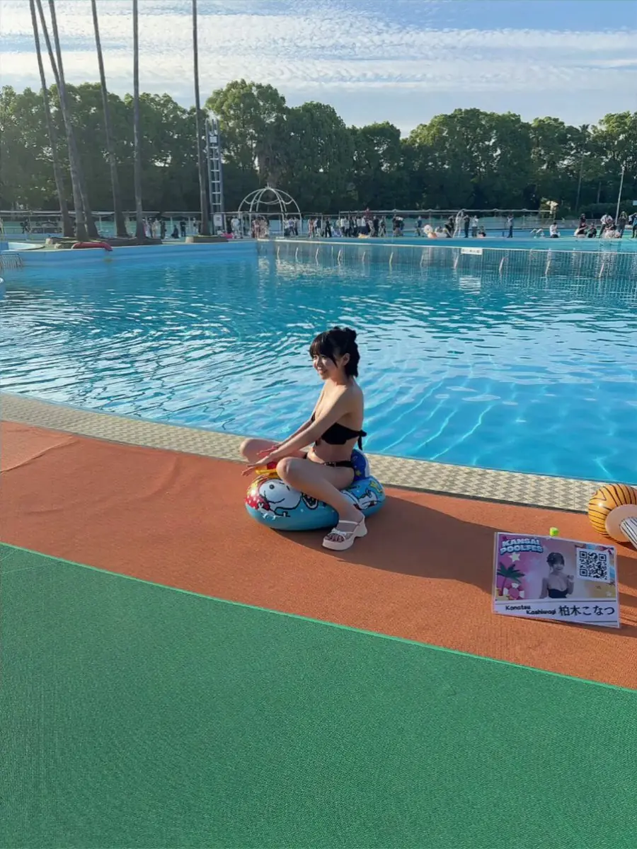 Konatsu Kashiwagi นั่งบนห่วงยางข้างสระในงาน KANSAI POOL FES