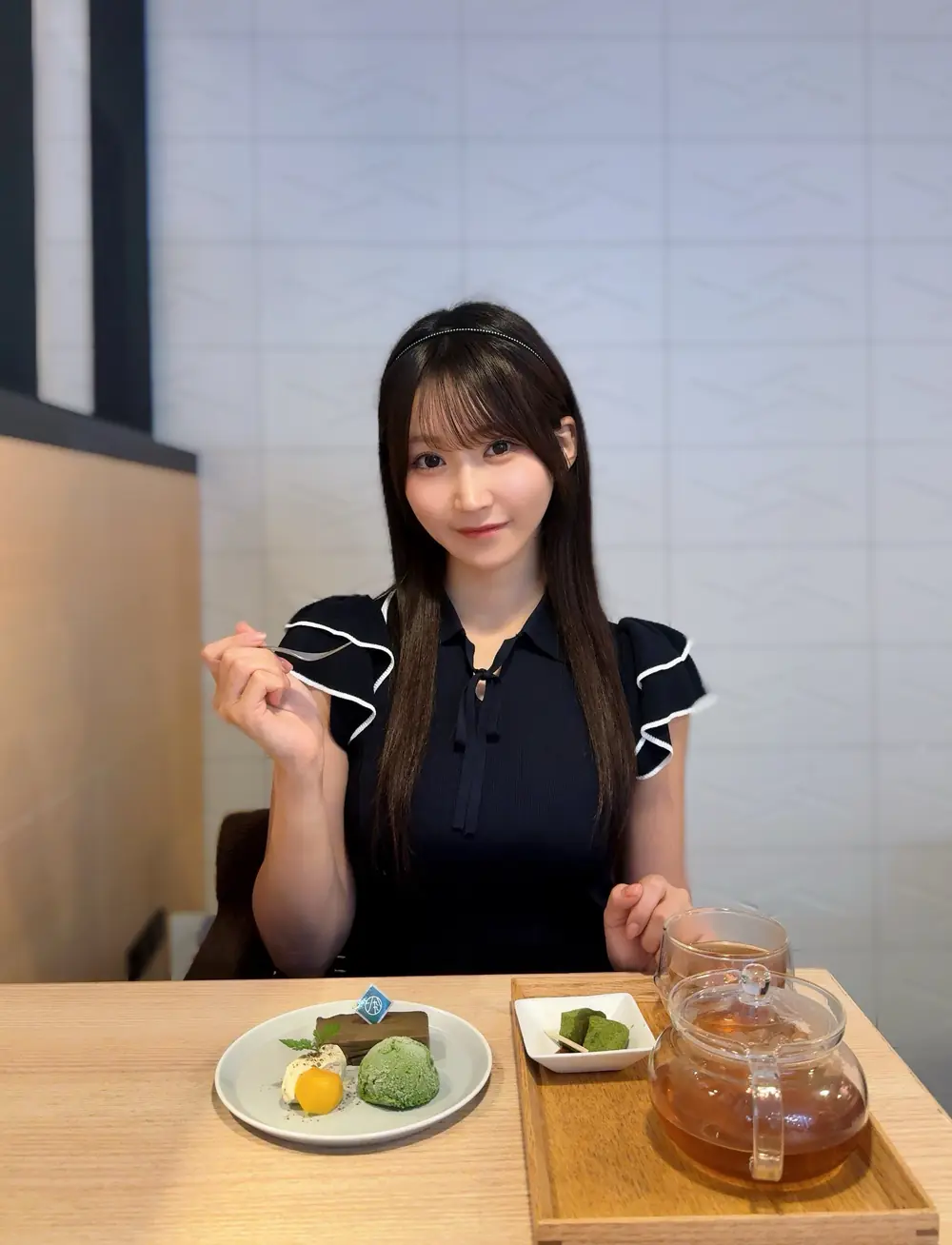 Shiori Yorimoto นั่งรับประทานขนมและดื่มชาในคาเฟ่