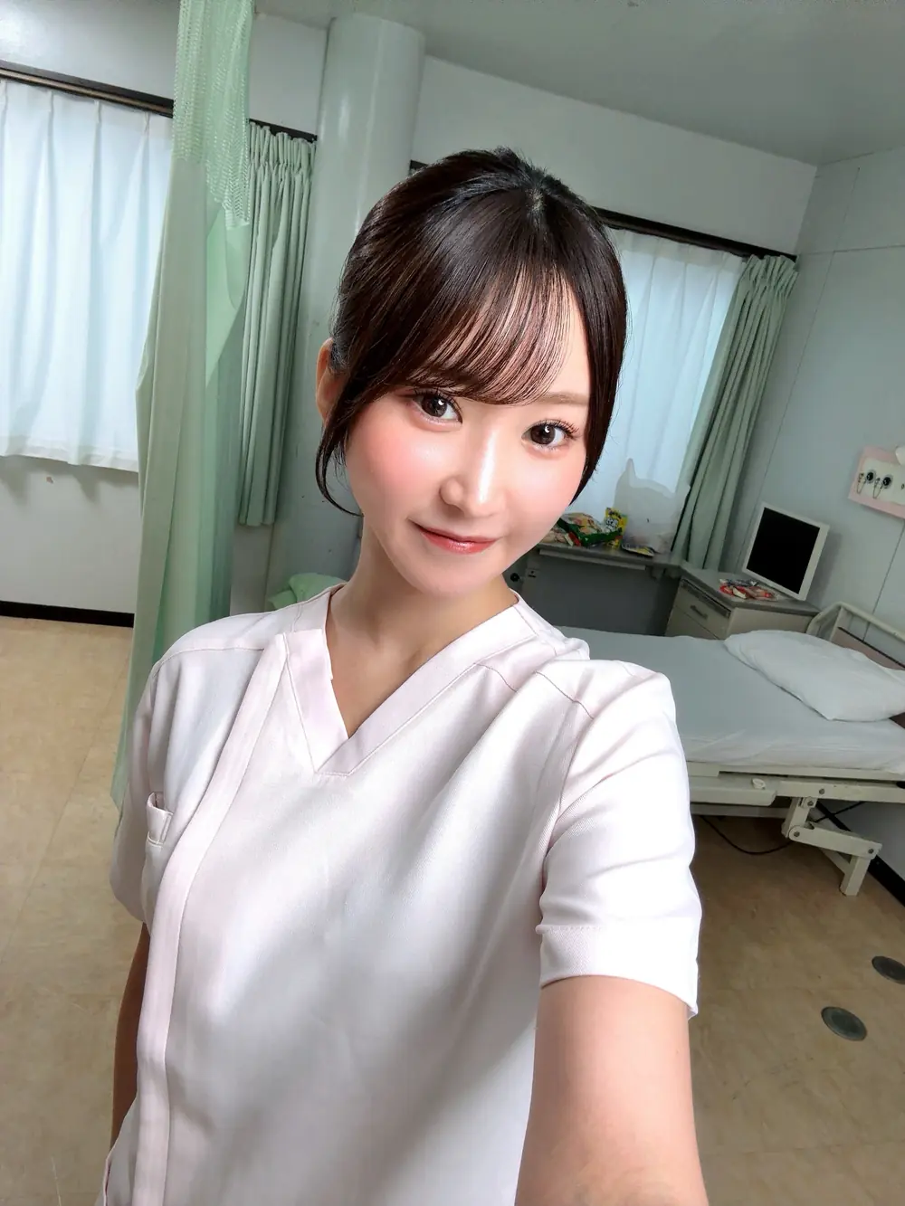 Shiori Yorimoto สวมชุดคอสเพลย์พยาบาลสีขาว