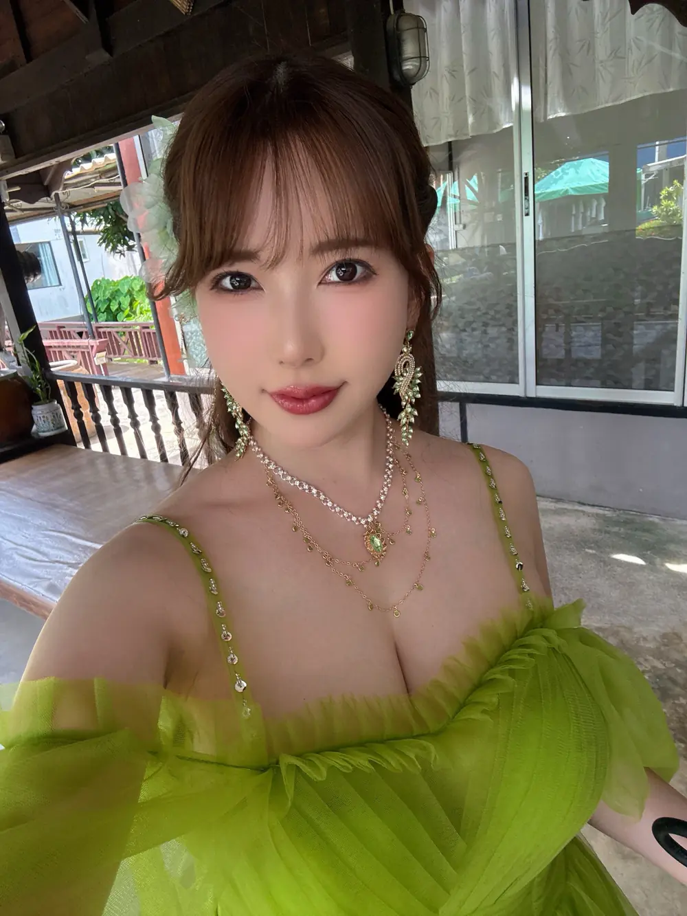Yui Hatano สวมชุดสีเขียวและเครื่องประดับสีทอง