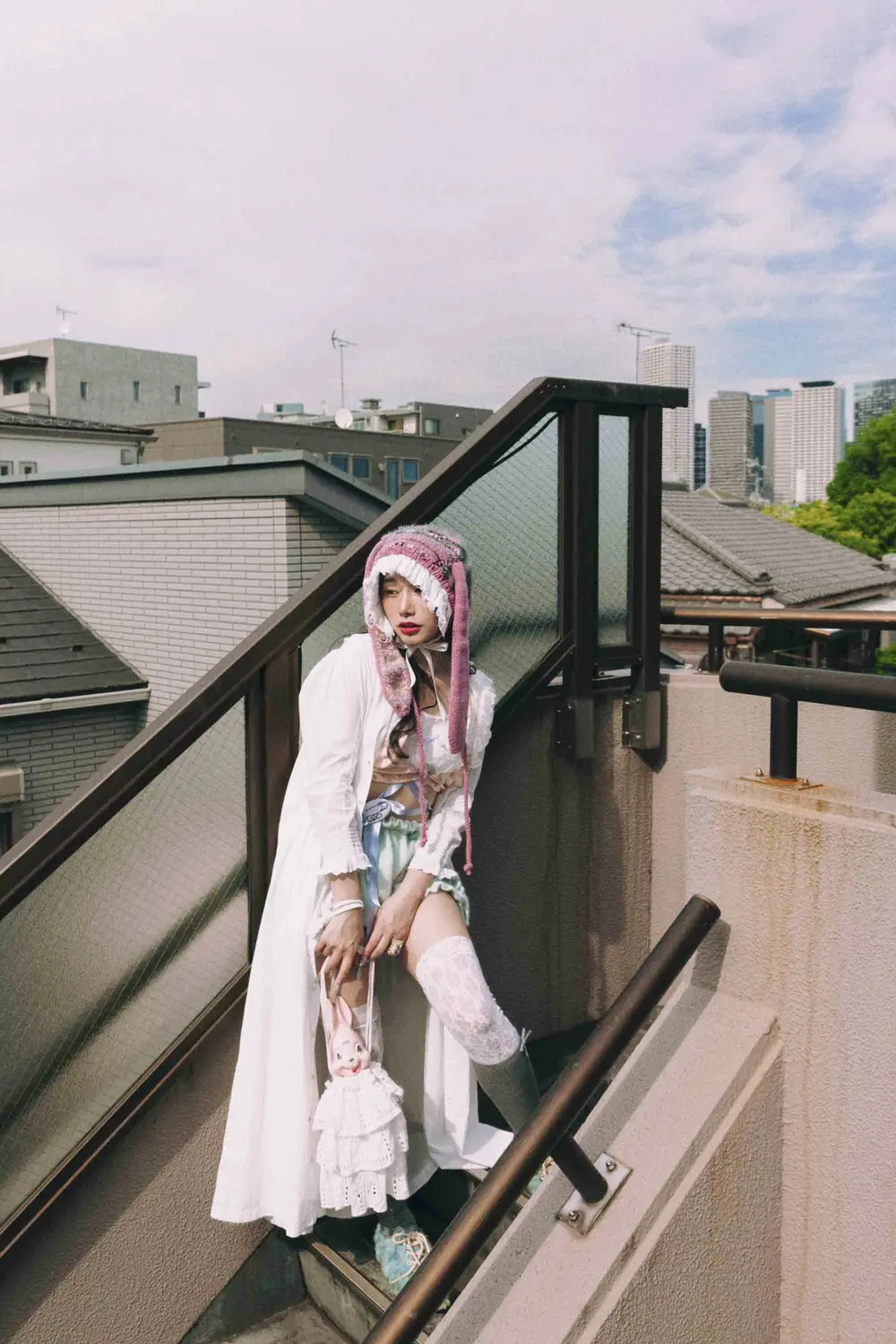 Chiharu Mitsuha สวมชุดแฟชั่นสีขาวบนบันไดกลางแจ้ง