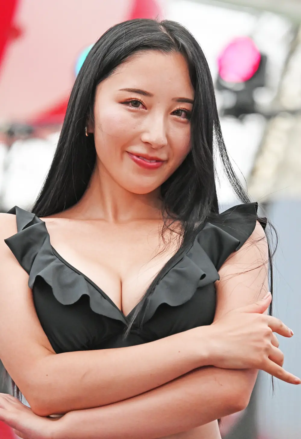 Kitano Mina สวมชุดสีดำและยิ้มกลางแจ้ง