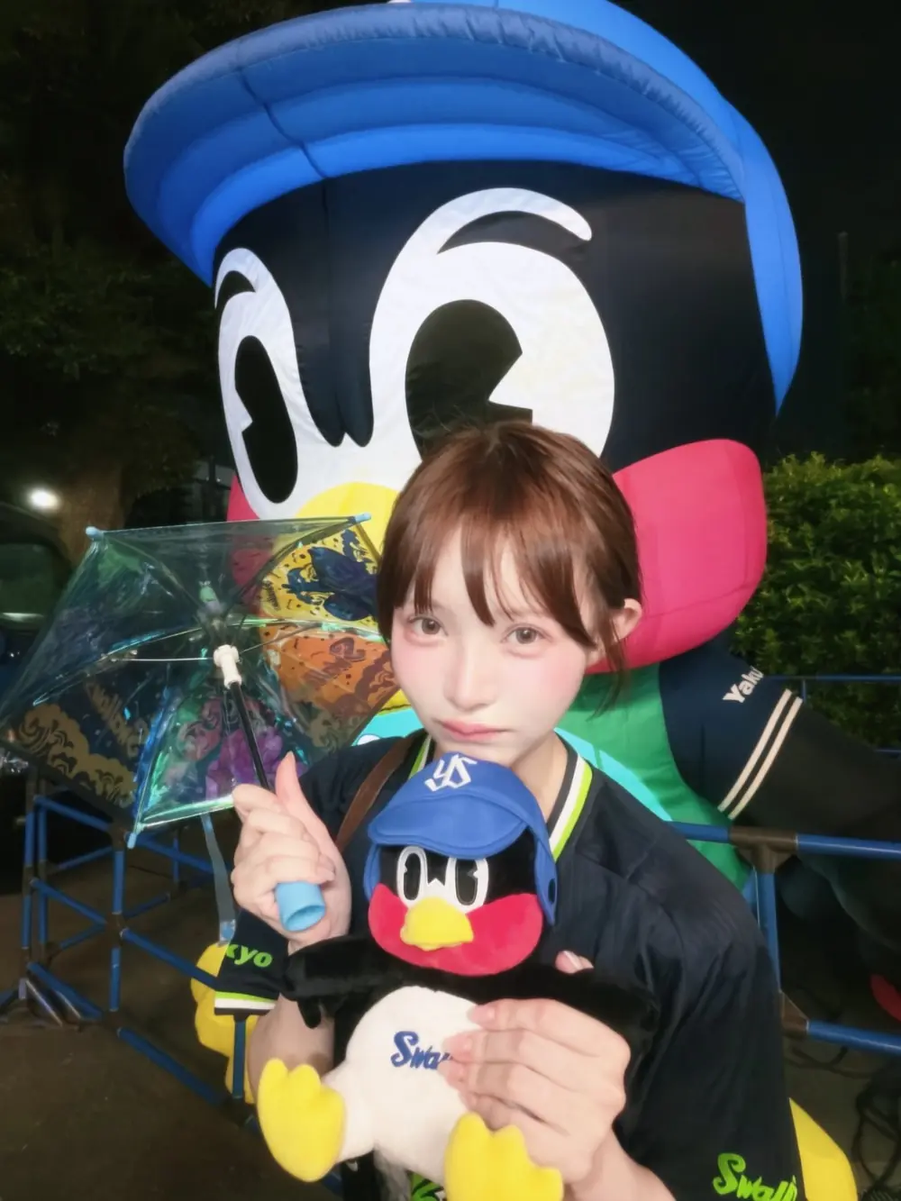 Mei Hayashi กับมาสคอตและร่มในบรรยากาศกลางแจ้ง